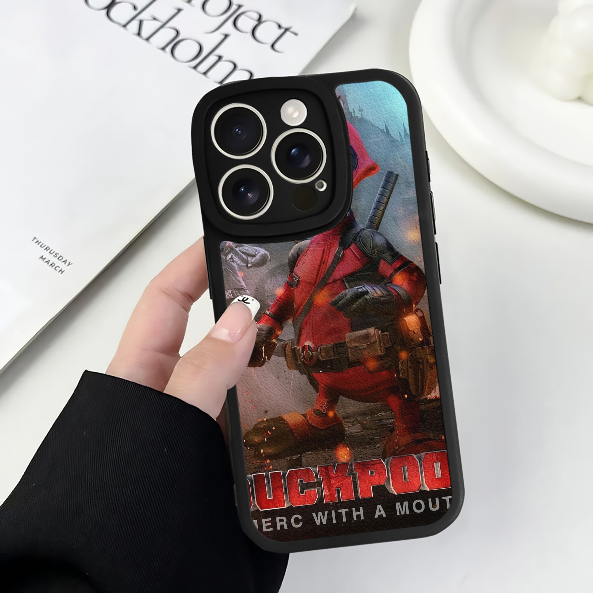 （画像用） Deadpool デッドプール 【iPhone 16シリーズ対応】シリコンスマホケース（レザー調） 材質：シリコン